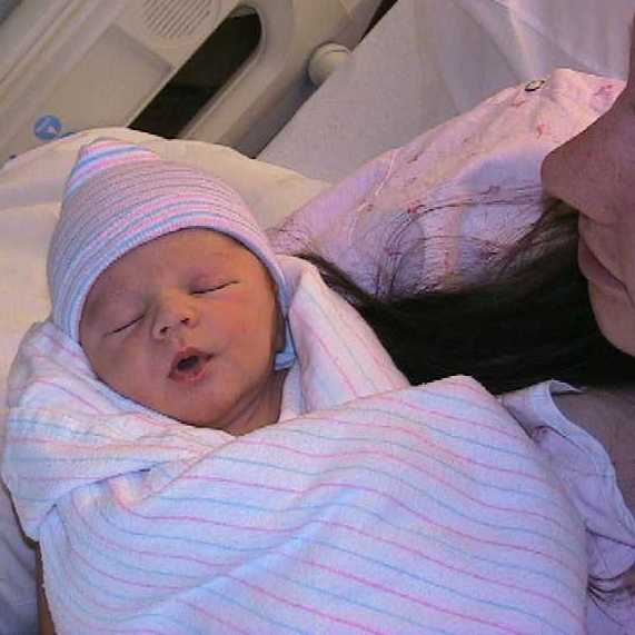 03 11  8  Lorena & Scott's first baby after the birth, w hat red35pct crpd